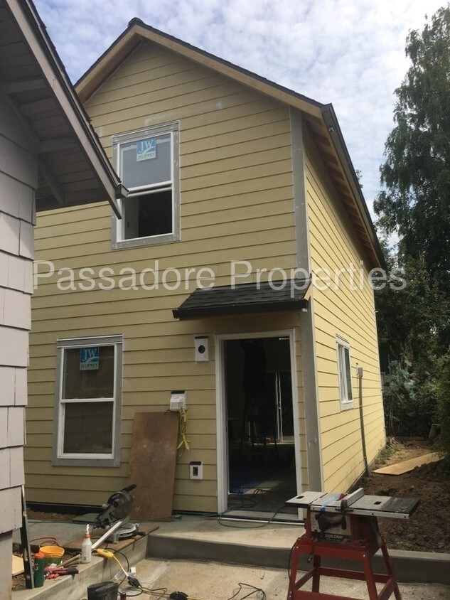 Primary Photo - 724 NE Holland St