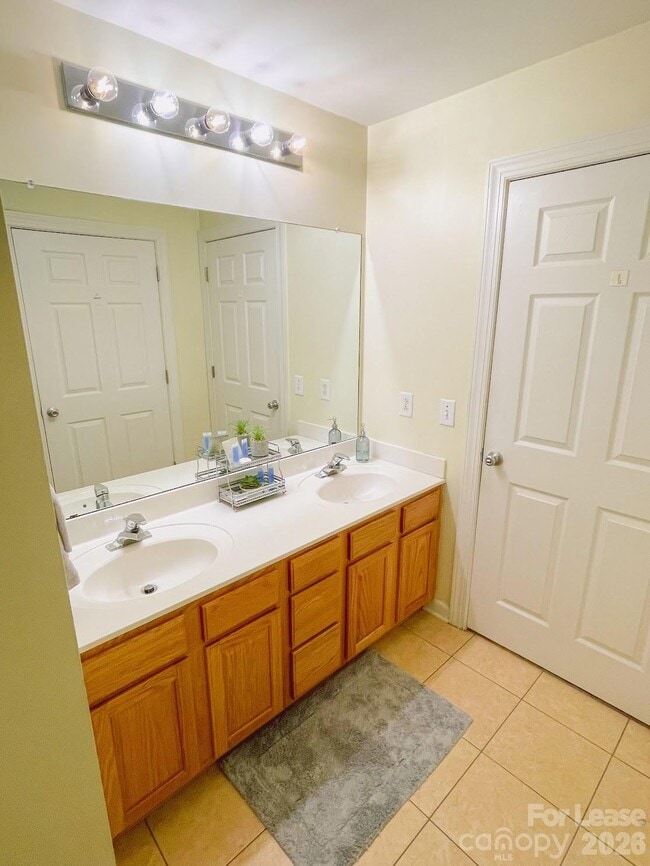 Foto del edificio - 718 W Trade St