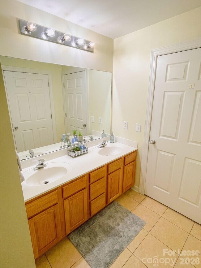 Building Photo - 718 W Trade St