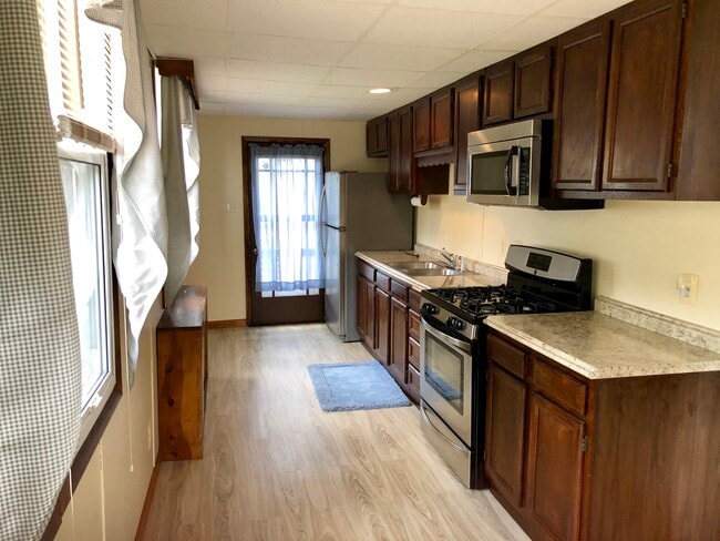Entrance to first floor and kitchen - 3228 Willoughby Rd