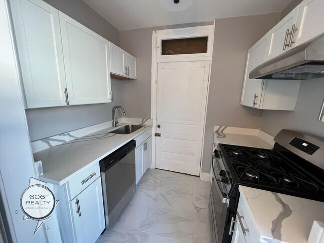 Foto del edificio - Remodeled East Albany Park Apts!
