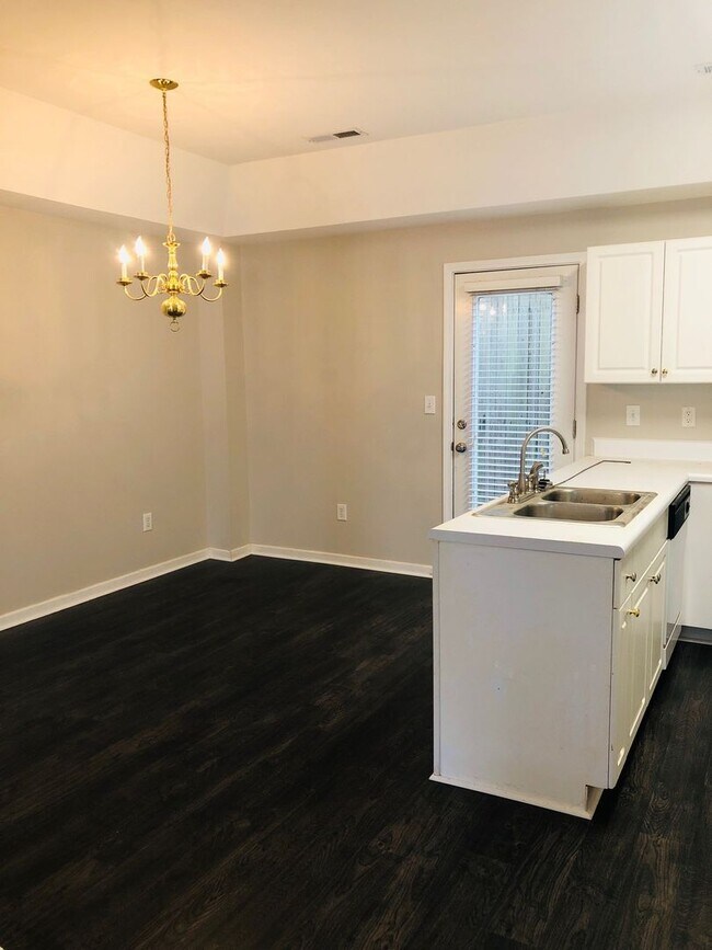 Foto del edificio - Close to Downtown Greer - this is a Fantastic 2 Bedroom, 2.5 Bathroom end unit condo that offers ...