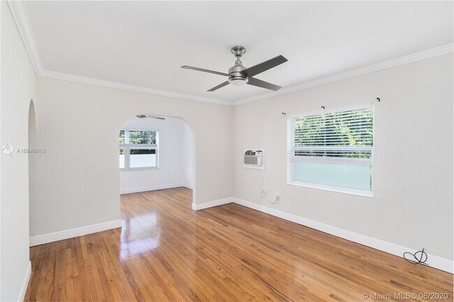 Foto del edificio - 689 NE 61st St