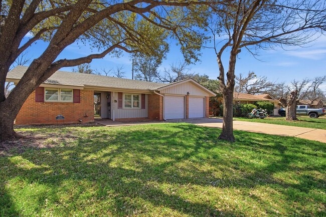 Building Photo - 3717 Brookhollow Dr