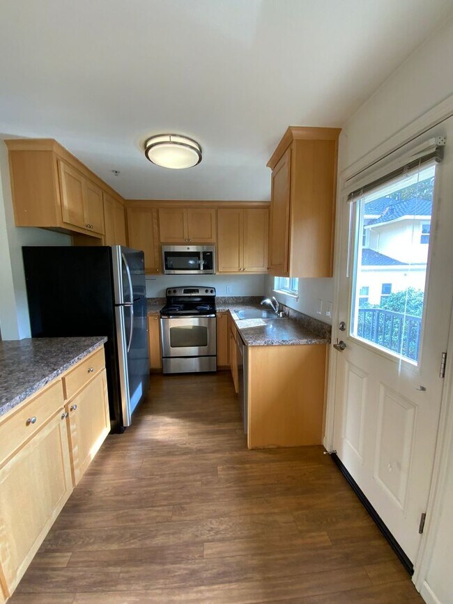 Building Photo - Spacious 2BD/2BA Apartment With Private Ba...