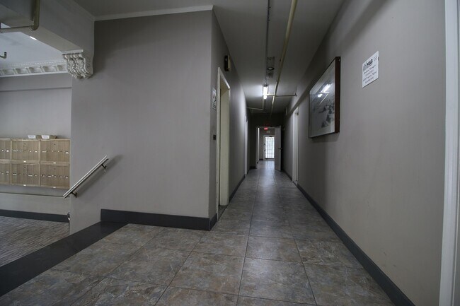 Building Photo - 777 Westmoreland S Ave