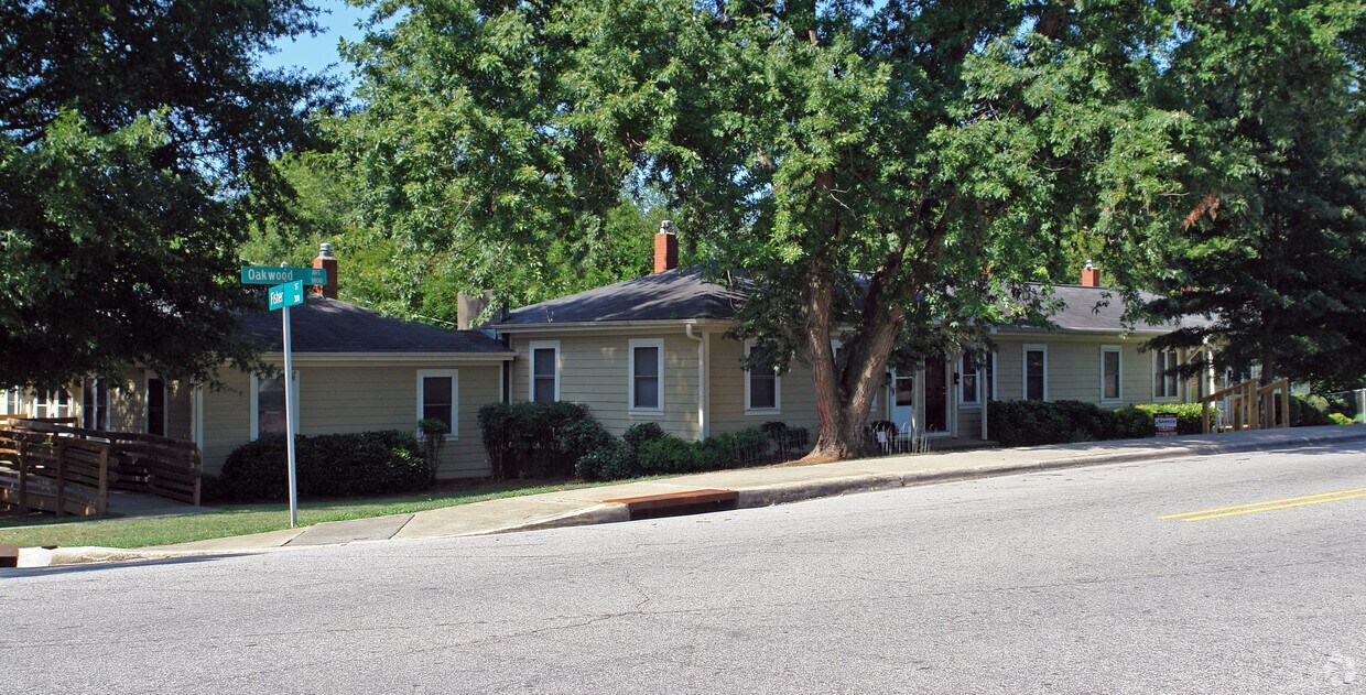 Primary Photo - 1812 Oakwood Ave