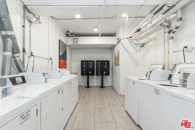 Foto principal - 2301 S Beverly Glen Blvd