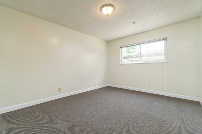 Building Photo - 560 Dexter St