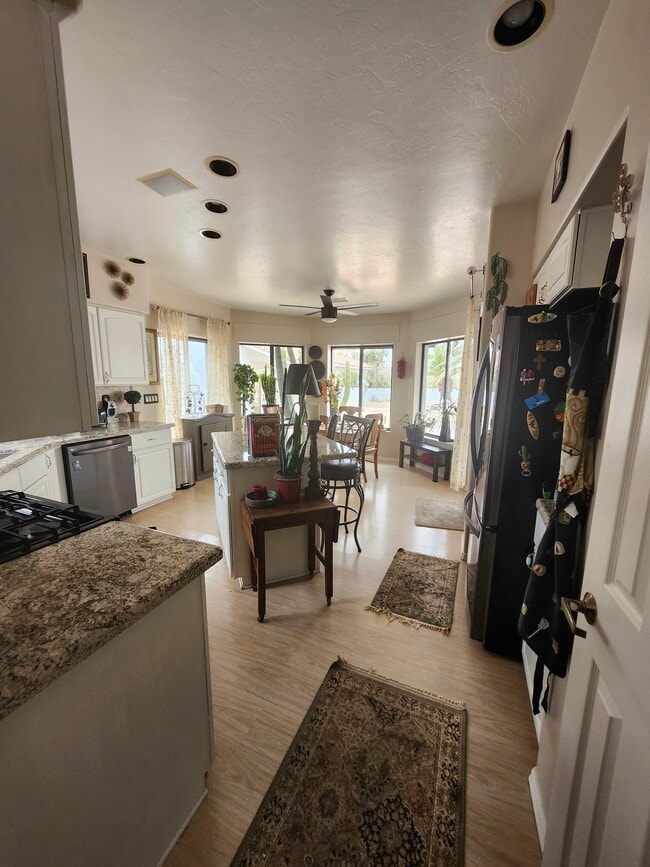 Cocina - 1061 W Calle San Jose