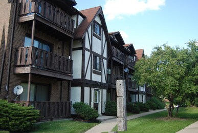 Front of building - 1110 Chalet Dr