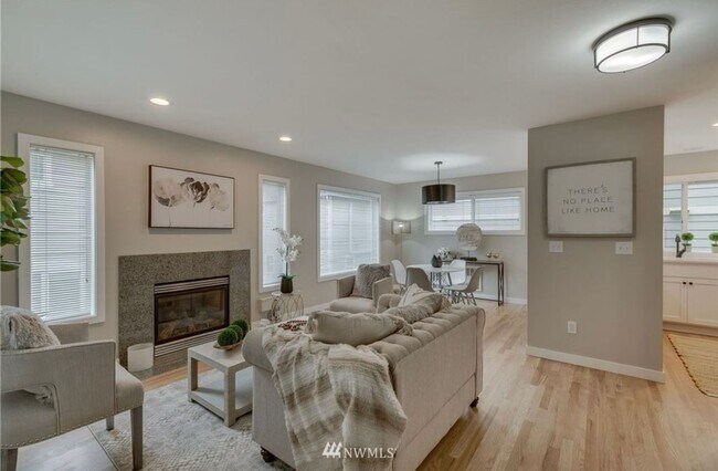Foto del edificio - Welcome Home 4 bd 2.5 ba - Townhome