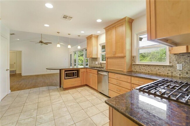 Building Photo - 704 Winflo Dr