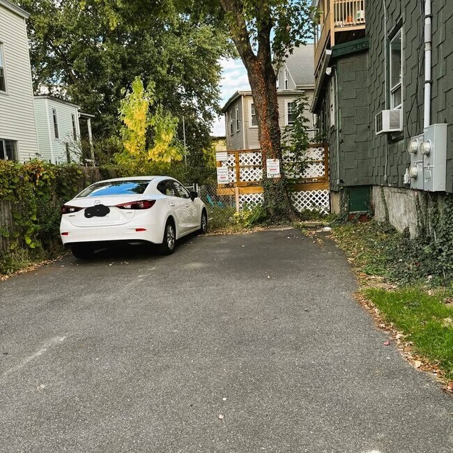 2-offstreet parking spots - 9 Wyatt St Townhome