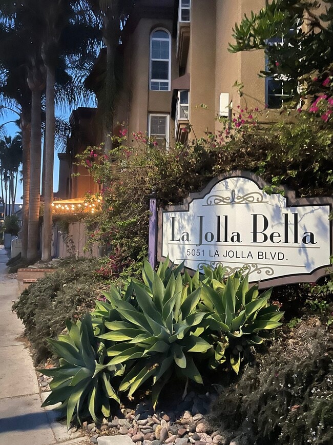 Building Photo - 5051 La Jolla Blvd