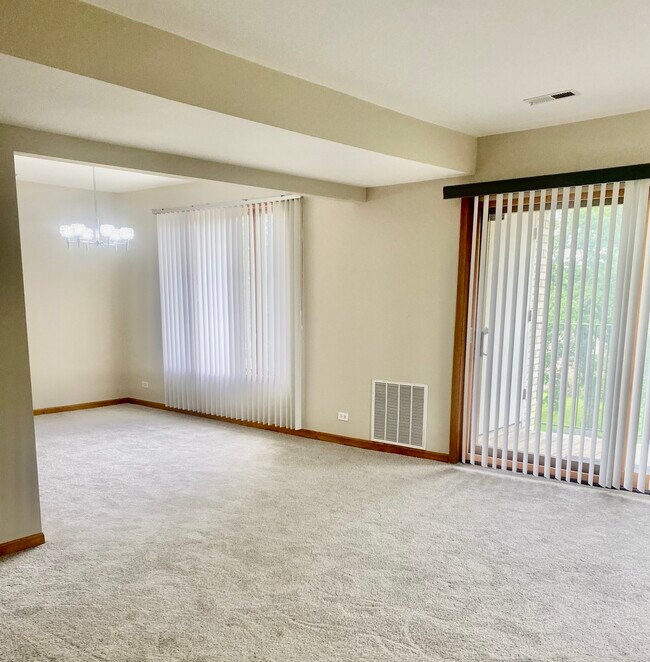 Foto del edificio - 475 E River Rd