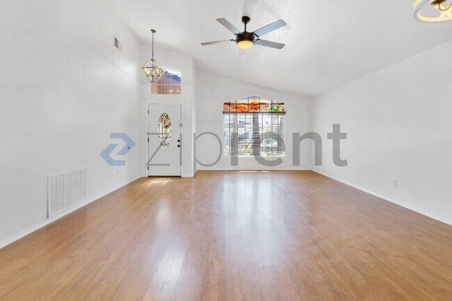 Building Photo - Unit