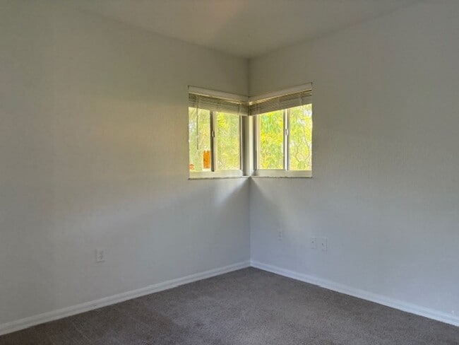 Building Photo - Flexible Space, Great Location – Rent This...