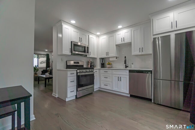 Building Photo - 654 Longbrook Ave