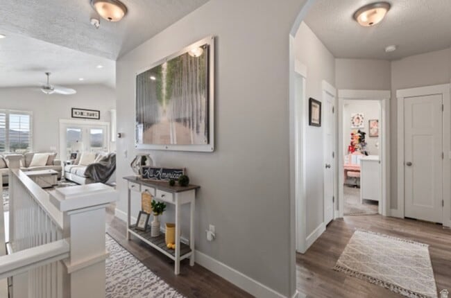 Foto del edificio - 614 W Regent Garden Ln