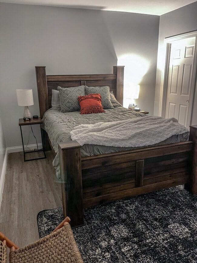 Dormitorio - 11 N Miami St