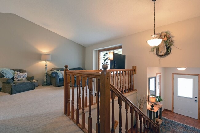 Building Photo - Spacious 3-Bedroom with Walkout and Fully ...