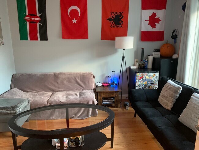 Building Photo - 186 Kelton St