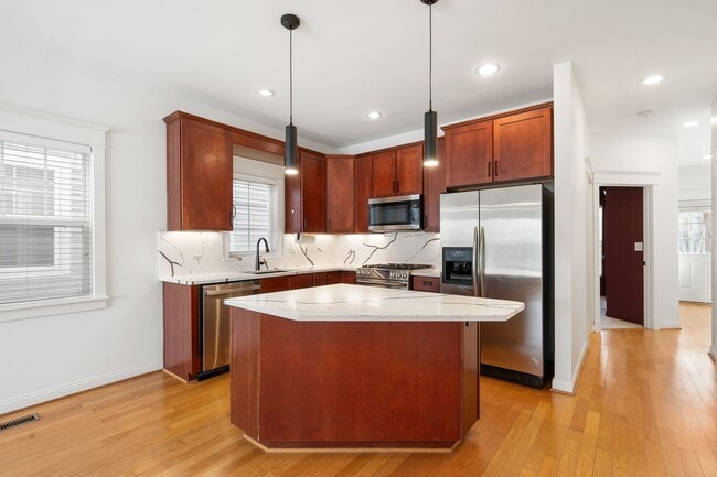 BEAUTIFUL CLIFTON HOME W/FENCED IN YARD AND FINISHED BASEMENT - BEAUTIFUL CLIFTON HOME W/FENCED IN YARD AND FINISHED BASEMENT