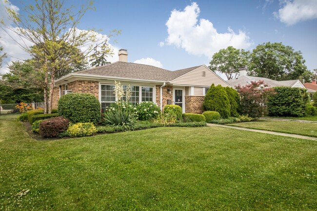 Building Photo - 990 W Villa Dr