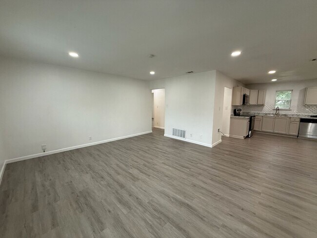 Building Photo - 319 Woodard Ave