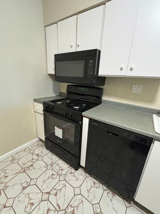 Building Photo - Swallow Hill Condo in Scott Township!