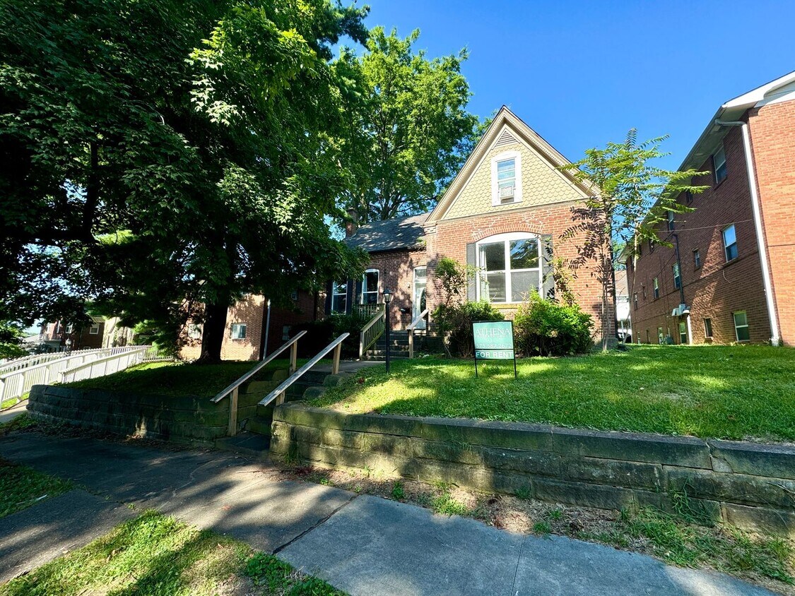 Primary Photo - DEPOSIT WAIVED 6 Bedroom / 2 Bathroom Hous...