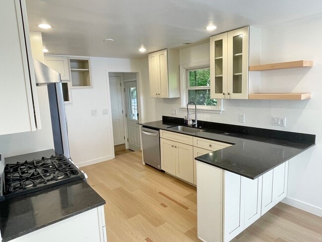 Building Photo - Gorgeous Four-Bed Home in Ballard!