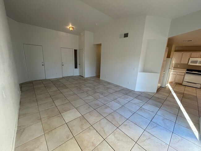 Foto del edificio - Single story with tile in most living areas. Huge backyard.