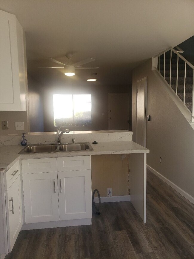 Foto del edificio - Well Appointed Condo with private yard!