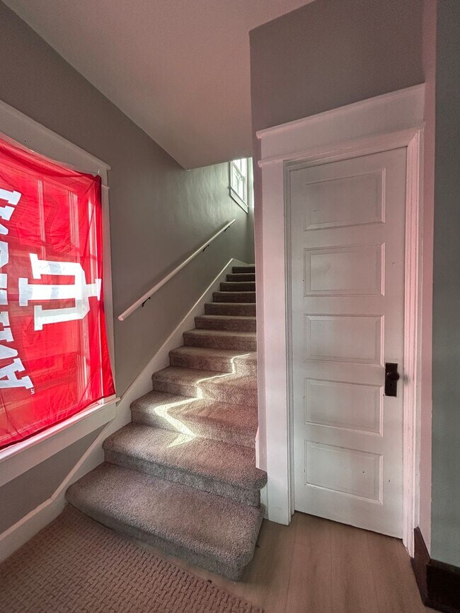 Building Photo - *Available August 2027!* 5 bedroom house downtown!!  Recently Renovated!
