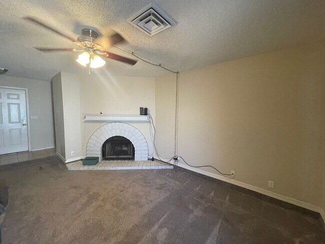 Foto del edificio - Cute Condo located in Sunset Mesa for Rent!
