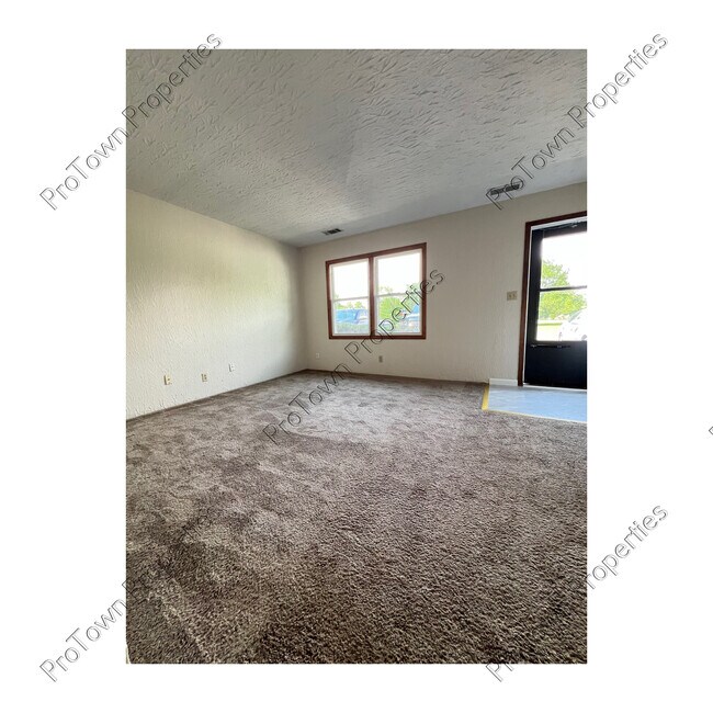 Foto del edificio - 698 Meadowood Ln