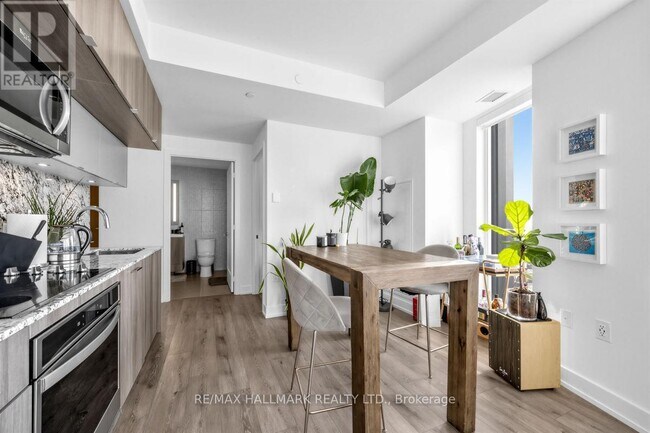 Building Photo - 575 Bloor St E