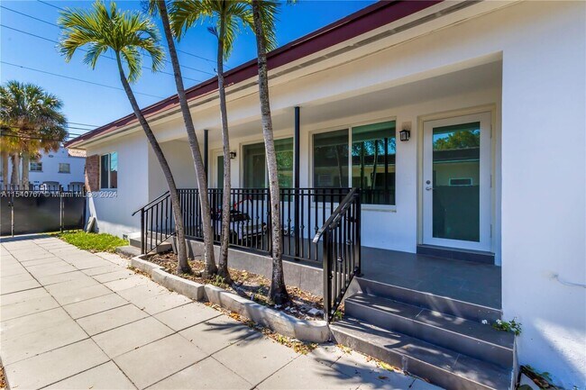 Building Photo - 181 NE 168th St # 2