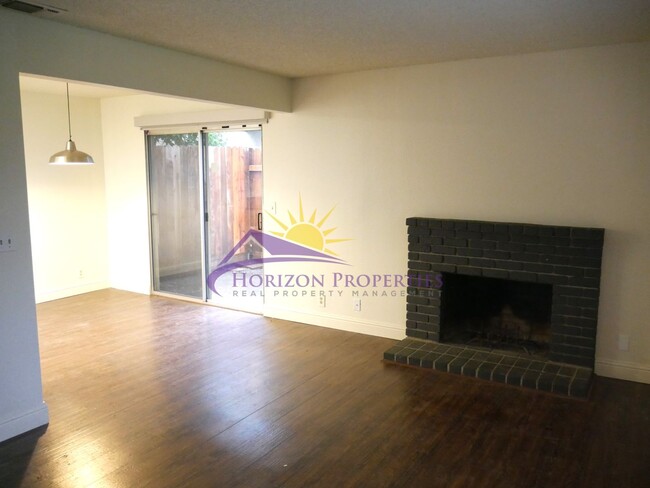 Foto del edificio - 2 Bed 1 Bath Fourplex Unit on the First Floor