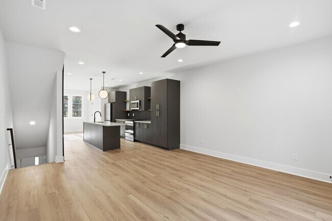 Foto del edificio - Bishop at Briar Creek, an end-unit townhome