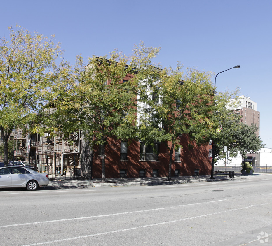 Building Photo - 801-811 W Bradley Pl