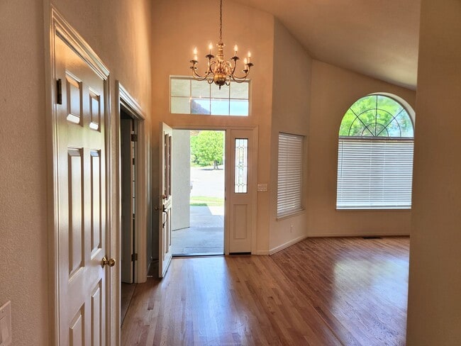 Building Photo - Lovely 4 bedrooms, 3 bathrooms located nea...