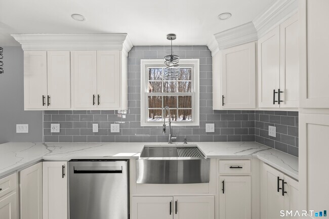 Foto del edificio - 17 Champlain Dr