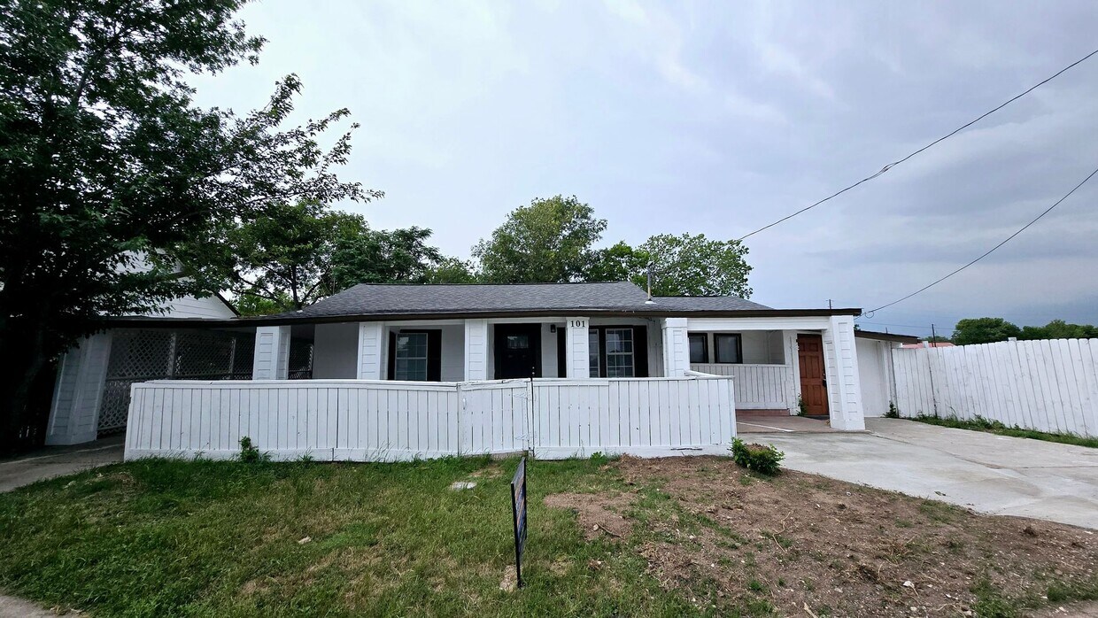 Photo - 101 S Lockhart St (Manor, TX)