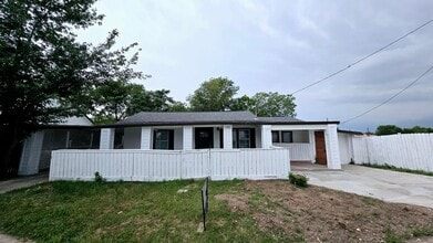 Building Photo - 101 S Lockhart St