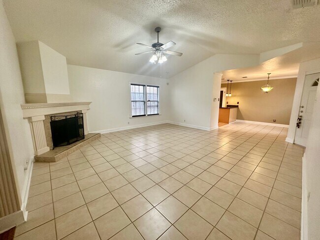 Foto del edificio - Great Location ~ 3/2 Single Story w/ tons ...