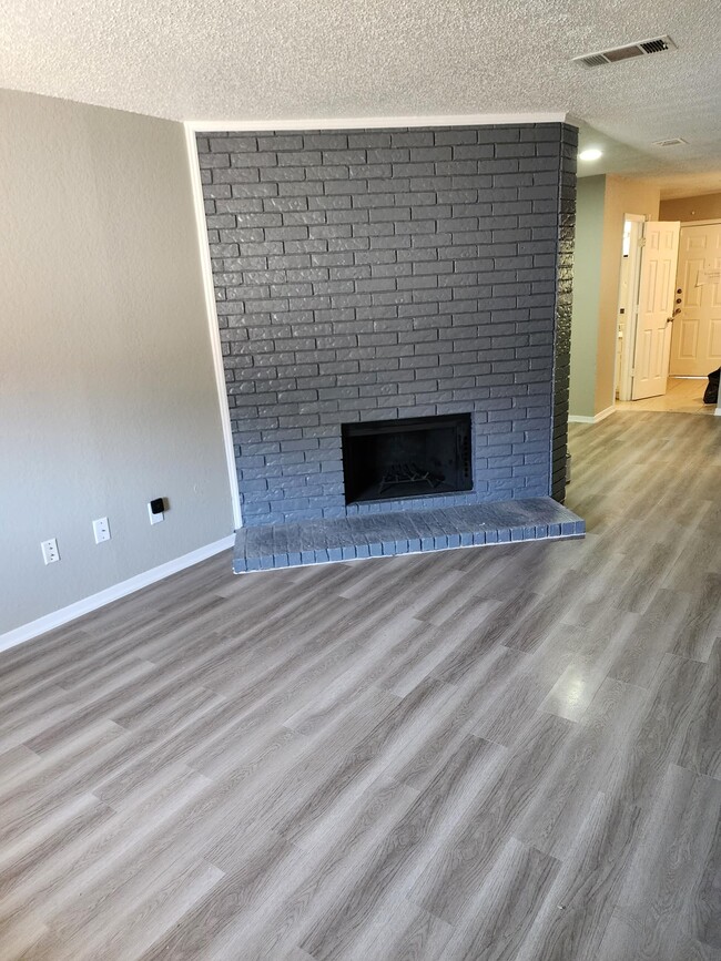 Building Photo - 2195 Aspen Dr