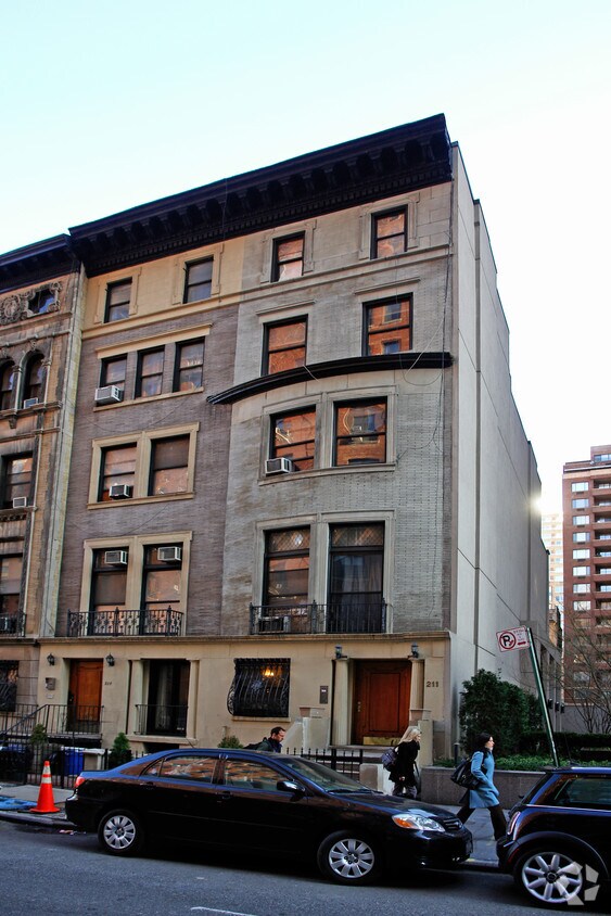 Building Photo - 211 W 70th St